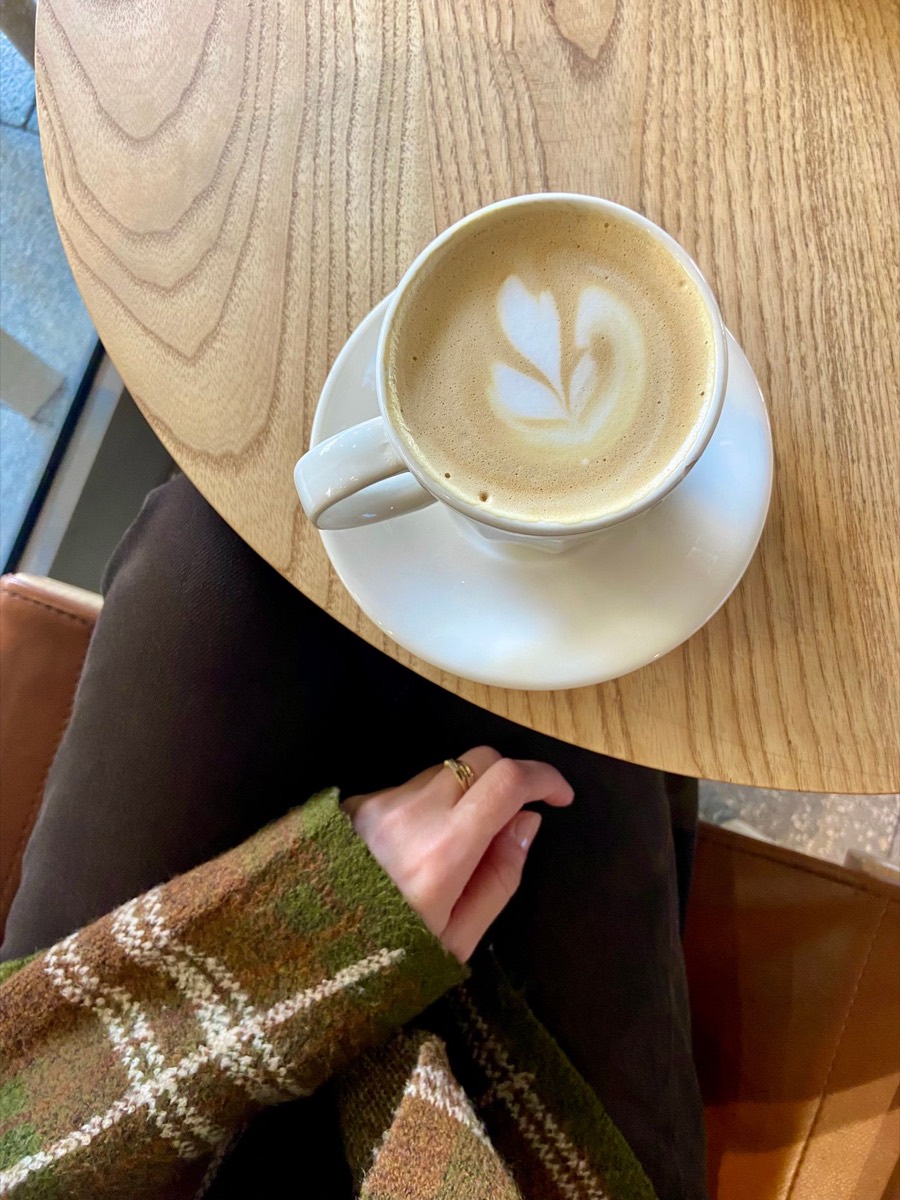 Latte s mléčnou pěnou na dubovém stole